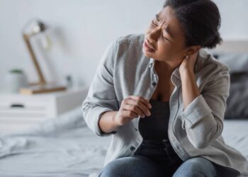 Ombros travados, pescoço dolorido e cansaço: veja quais gestos do dia a dia sobrecarregam seu corpo