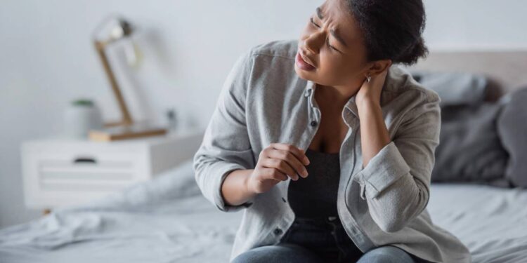 Ombros travados, pescoço dolorido e cansaço: veja quais gestos do dia a dia sobrecarregam seu corpo