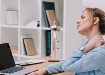 Trabalho, estudo ou celular: saiba por que seu pescoço sofre  tanto ao fim do dia