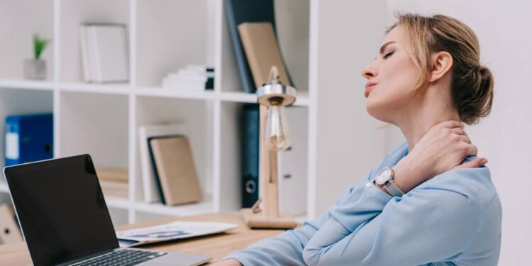 Trabalho, estudo ou celular: saiba por que seu pescoço sofre tanto ao fim do dia