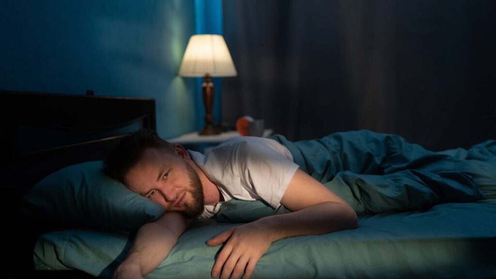 Acordar com frequência às 3h da manhã indica um mecanismo de proteção em seu corpo, a psicologia explica