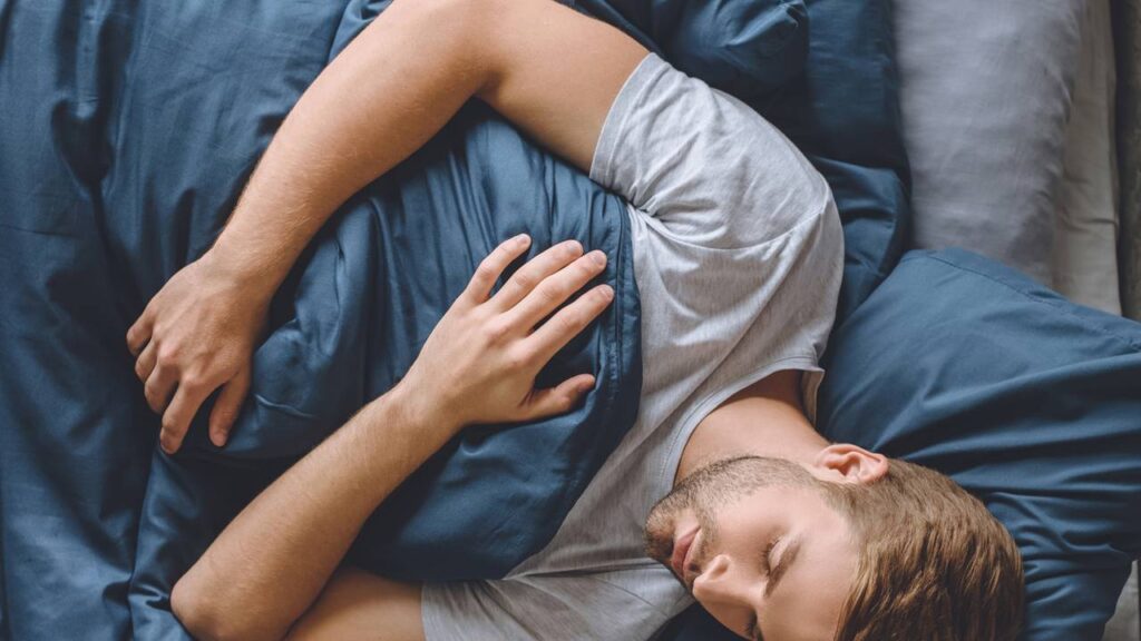 Entenda os fatores que causam sono depois do almoço e como eles afetam energia e produtividade