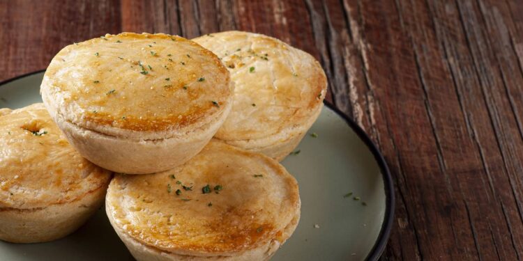 empadinha de frango dobre a mesa