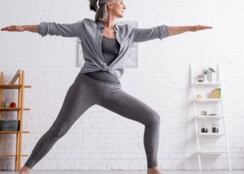 mulher exercitando em casa