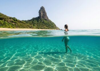 A praia brasileira mais premiada e visitada por estrangeiros onde o tom do mar muda ao longo do dia