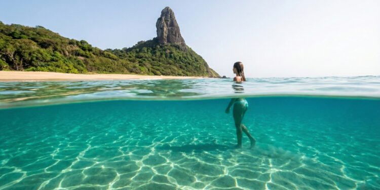 A praia brasileira mais premiada e visitada por estrangeiros onde o tom do mar muda ao longo do dia