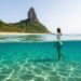 A praia brasileira mais premiada e visitada por estrangeiros onde o tom do mar muda ao longo do dia