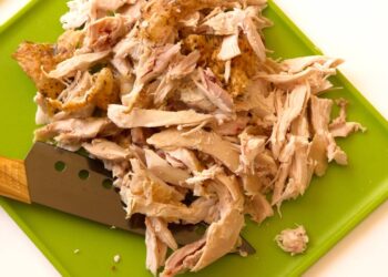 frango desfiado em tábua