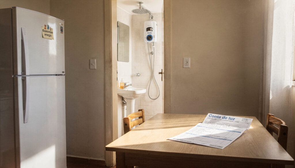 Como economizar energia no verão de 2026 sem passar perrengue com o calor mesmo usando ar-condicionado