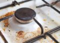 Limpeza do fogão com vinagre ajuda a remover gordura recente, reduzir cheiros de fritura e devolver brilho