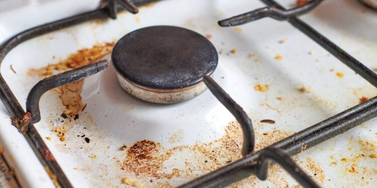 Limpeza do fogão com vinagre ajuda a remover gordura recente, reduzir cheiros de fritura e devolver brilho
