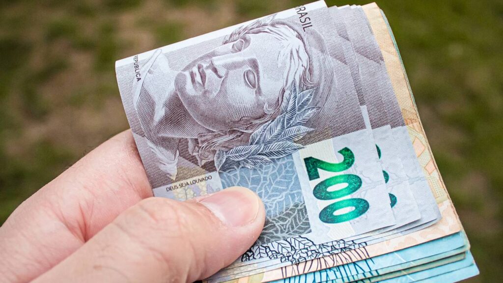 Há reajuste de 3,9% para quem recebe acima de um salário mínimo, elevando o teto para R$ 8.475, animando os brasileiros