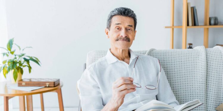 Pessoas de 60 anos com estes hábitos diários conseguem chegar aos 75 com a mente lúcida, garantindo a preservação da saúde mental