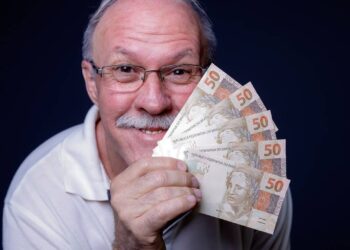 Há reajuste de 3,9% para quem recebe acima de um salário mínimo, elevando o teto para R$ 8.475, animando os brasileiros