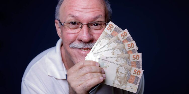 Há reajuste de 3,9% para quem recebe acima de um salário mínimo, elevando o teto para R$ 8.475, animando os brasileiros