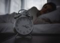 Hábitos simples ajudam a reduzir a insônia, mas quando ela é persistente pode indicar distúrbios do sono e exigir avaliação profissional
