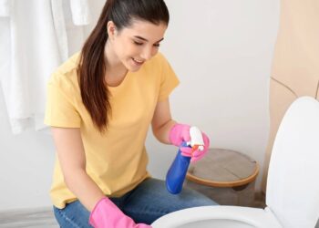 Sem vinagre nem bicarbonato: a forma correta de tirar calcário do banheiro