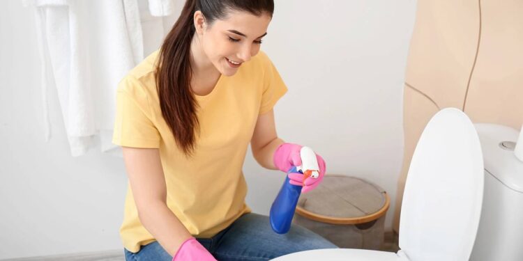 Sem vinagre nem bicarbonato: a forma correta de tirar calcário do banheiro