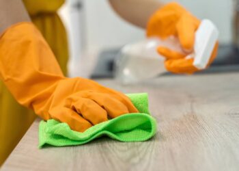 Nem álcool demais, nem pouco: como desinfetar superfícies do jeito certo