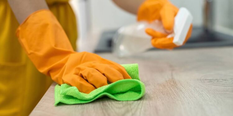 Nem álcool demais, nem pouco: como desinfetar superfícies do jeito certo