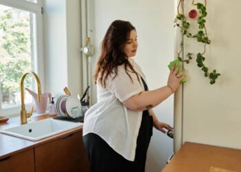 Nem limpar só por cima, nem desmontar tudo: o jeito eficiente de fazer a limpeza da geladeira