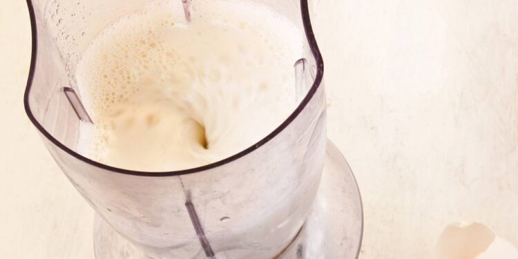 Técnica com vinagre ajuda a neutralizar odores persistentes no liquidificador após temperos, feijão e receitas salgadas