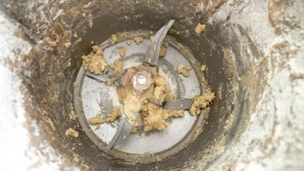 Técnica com vinagre ajuda a neutralizar odores persistentes no liquidificador após temperos, feijão e receitas salgadas