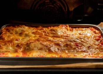 Receita prática de macarrão pizza feita no micro-ondas, cremosa, rápida e ideal para almoço ou jantar