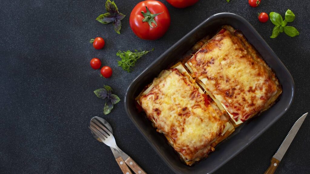 Receita prática de macarrão pizza feita no micro-ondas, cremosa, rápida e ideal para almoço ou jantar