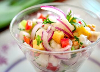 Jantar leve no calor: faça ceviche de manga com cebola roxa em 7 minutos