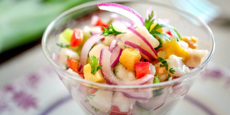 Jantar leve no calor: faça ceviche de manga com cebola roxa em 7 minutos