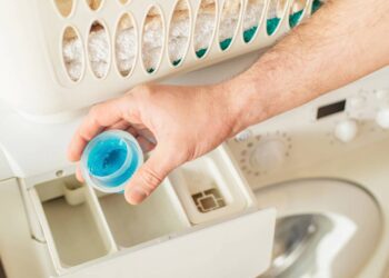 Essa prática com água quente e mistura contribui para melhor aproveitamento do sabão na máquina de lavar