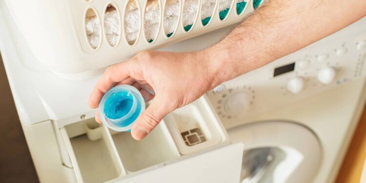 Essa prática com água quente e mistura contribui para melhor aproveitamento do sabão na máquina de lavar