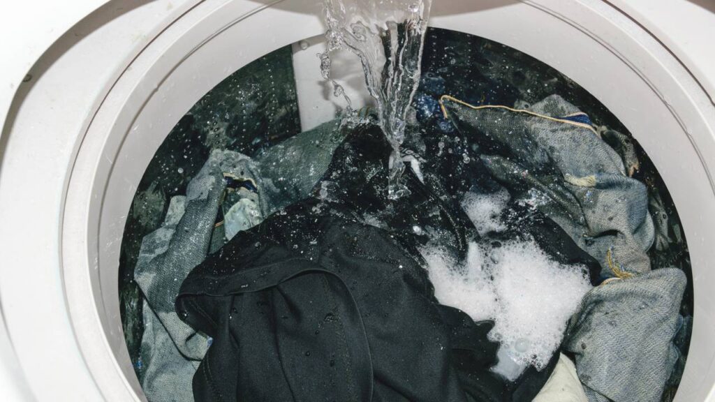 Essa prática com água quente e mistura contribui para melhor aproveitamento do sabão na máquina de lavar