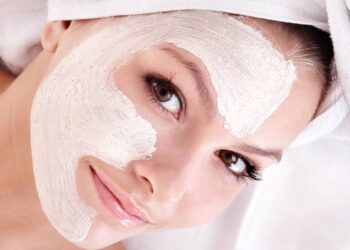 O medo de hidratar a pele e aumentar a oleosidade faz muita gente errar no cuidado do dia a dia