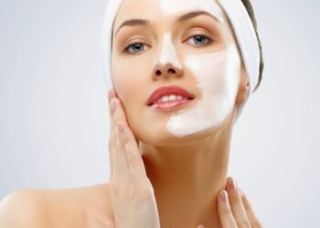 O medo de hidratar a pele e aumentar a oleosidade faz muita gente errar no cuidado do dia a dia