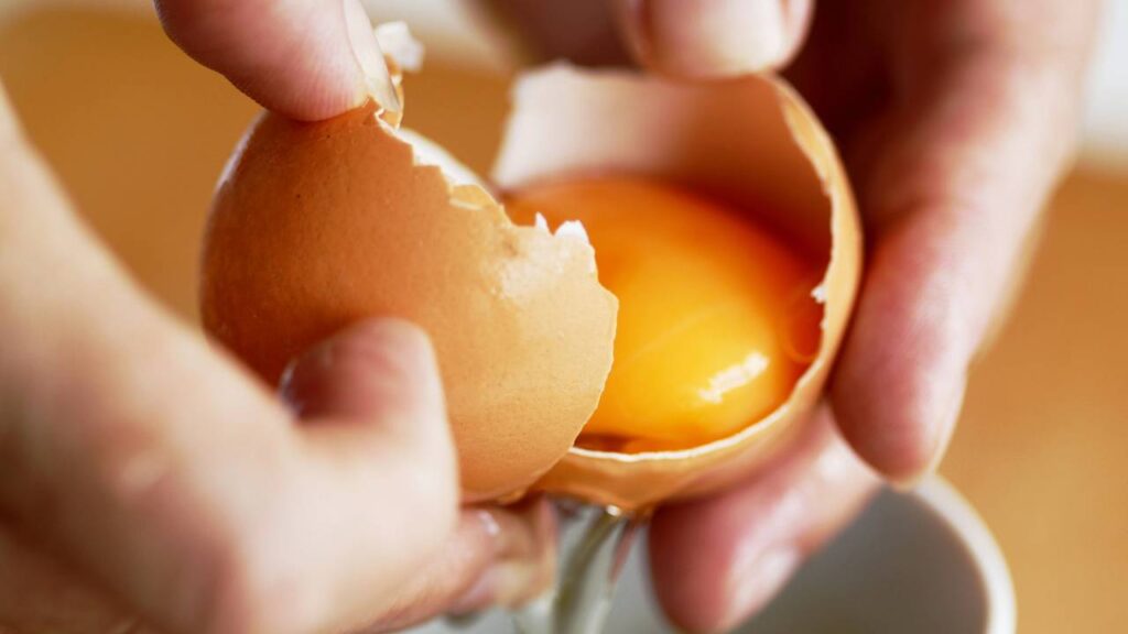 Por que borrifar vinagre na frigideira antes de fritar ovos faz toda a diferença