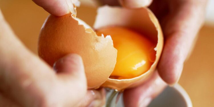 Por que borrifar vinagre na frigideira antes de fritar ovos faz toda a diferença