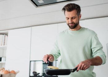 Para começar o dia perfeito, aprenda a fazer panquecas americanas fofinhas em 10 minutos