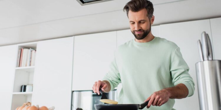 Para começar o dia perfeito, aprenda a fazer panquecas americanas fofinhas em 10 minutos