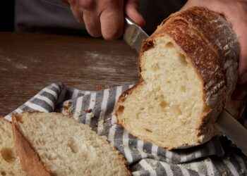 pão de froma sendo fatiado