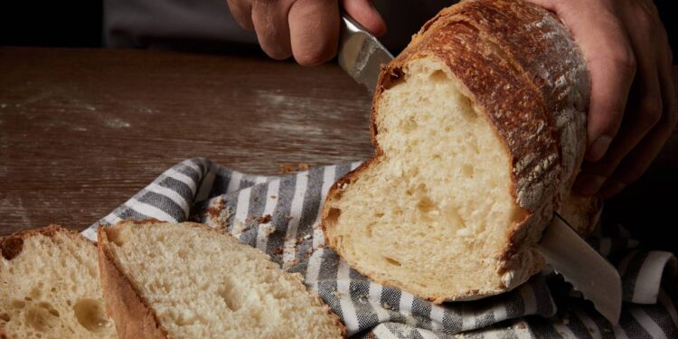 pão de froma sendo fatiado