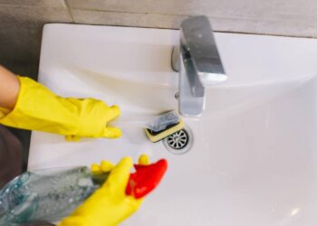 Combinação simples de produtos de limpeza ajuda a diminuir cheiro de podridão no ralo e melhora a higiene da pia