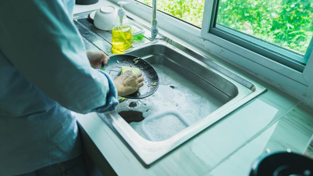 Combinação simples de produtos de limpeza ajuda a diminuir cheiro de podridão no ralo e melhora a higiene da pia