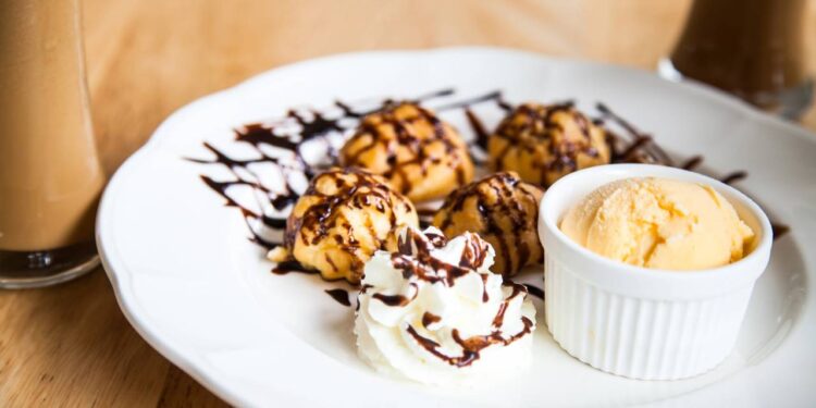 profiterole com sorvete servido em prato