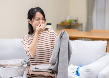 Sem sabão em pó, sem amaciante: truques eficazes para tirar o mau cheiro das roupas