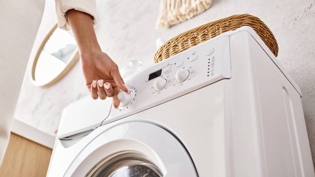 Essa prática com água quente e mistura contribui para melhor aproveitamento do sabão na máquina de lavar