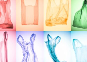 Método simples reaproveita sacola plástica para limpar box do banheiro com menos esforço