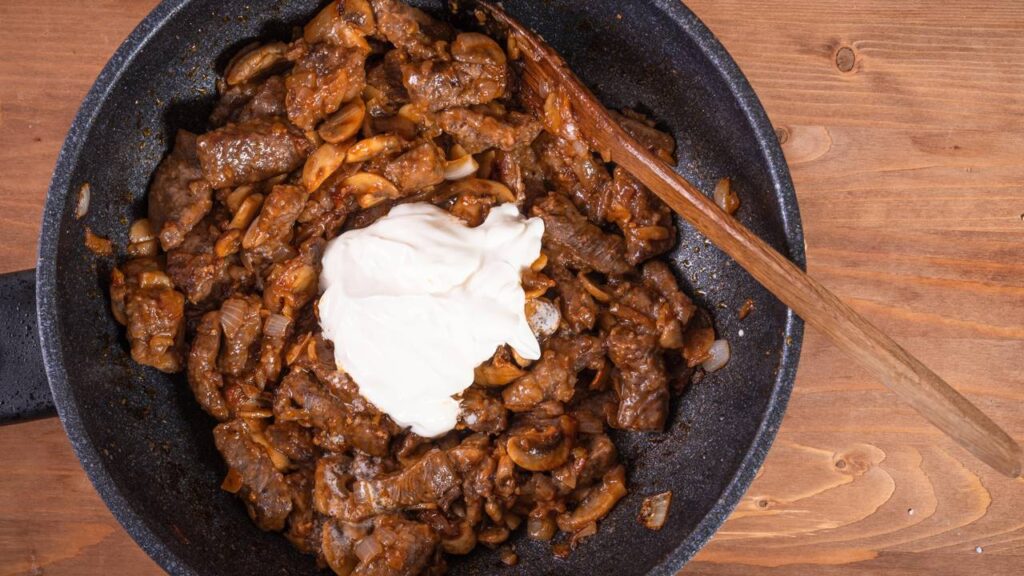 Strogonoff de verdade, a receita russa original é tão diferente da versão brasileira que virou tradição