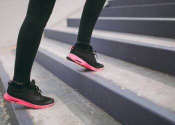 Nem falta de ar, nem cansaço extremo: o treino simples que facilita cada lance de escada